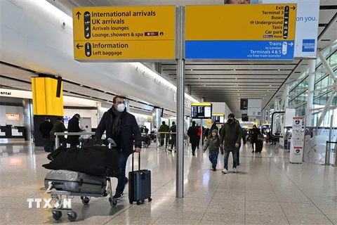Hành khách tại sân bay Heathrow, phía Tây London, Anh. (Ảnh: AFP/TTXVN)