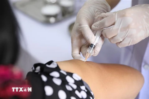Nhân viên y tế tiêm thử nghiệm vaccine Nano Covax cho tình nguyện viên tại huyện Văn Lâm, Hưng Yên. (Ảnh: Minh Quyết/TTXVN)