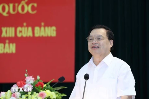 Ông Lê Mạnh Hùng, nguyên Phó Trưởng Ban Tuyên giáo Trung ương giới thiệu chuyên đề tại hội nghị. (Ảnh: Phương Hoa/TTXVN)