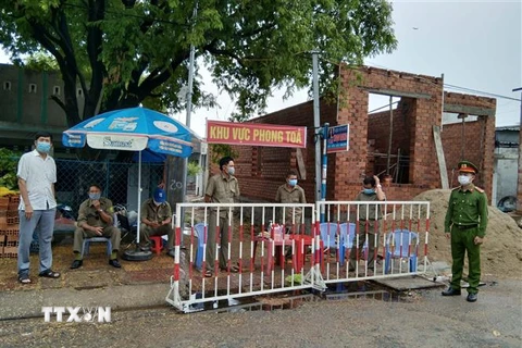 Một con hẻm trên đường Trần Phú, thị trấn Phước Dân, huyện Ninh Phước, tỉnh Ninh Thuận đã bị phong tỏa. (Ảnh: Công Thử/TTXVN)