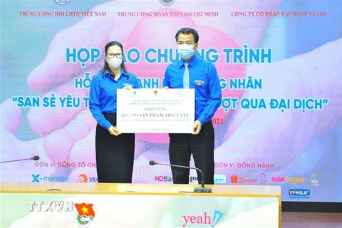 Anh Ngô Văn Cương, Bí thư Trung ương Đoàn trao quà hỗ trợ thanh niên công nhân. (Ảnh: Minh Đức/TTXVN)