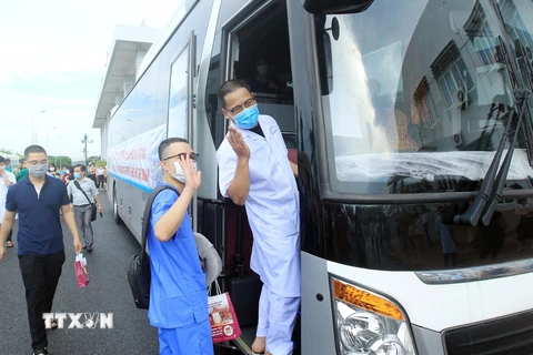 Các y, bác sỹ của thành phố Hải Phòng lên đường chi viện cho Thành phố Hồ Chí Minh. (Ảnh: An Đăng/TTXVN)
