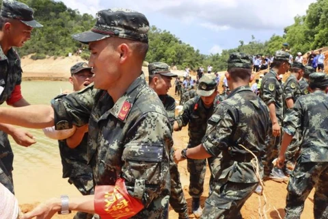 Nhân viên cứu hộ tại hiện trường vụ việc. (Nguồn: AP)