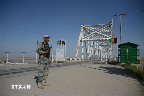 Lực lượng bảo vệ biên giới Afghanistan gác tại cây cầu biên giới Afghanistan-Uzbekistan ở Hairatan. (Ảnh: AFP/TTXVN)
