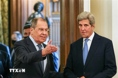 Ngoại trưởng Nga Sergei Lavrov (trái) và Đặc phái viên Mỹ về vấn đề khí hậu John Kerry tại cuộc gặp ở Moskva ngày 12/7/2021. (Ảnh: AFP/TTXVN)