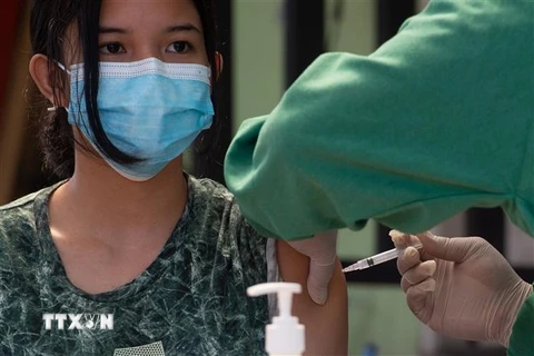 Nhân viên y tế tiêm vaccine phòng COVID-19 cho người dân tại Jakarta, Indonesia. (Ảnh: THX/TTXVN)