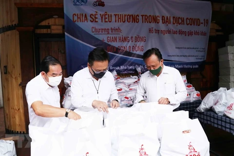 Ông Phùng Công Dũng, Chủ nhiệm Ủy ban về người Việt Nam ở nước ngoài Thành phố Hồ Chí Minh (ngoài cùng bên phải), ông Lê Bá Linh, kiều bào Thái Lan, Chủ tịch Hội đồng quản trị Công ty Cổ phần Pacific Foods (giữa) kiểm tra các phần quà cho người dân nghèo 