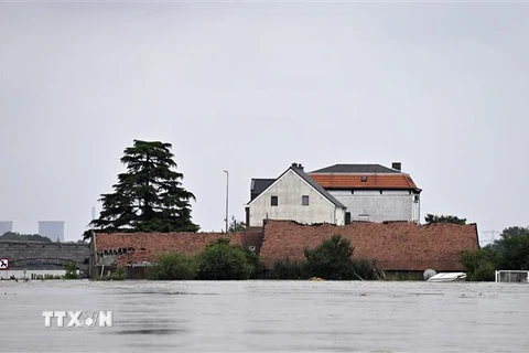 Nước dâng cao tràn bờ sông Meuse gây ngập lụt ở Maaseik, miền Bắc Bỉ ngày 16/7/2021. (Ảnh: AFP/TTXVN)