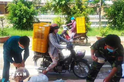 Lương thực, thực phẩm và các hàng hóa thiết yếu được tiếp tế cho những trường hợp F1 đang cách ly tập trung ở Tiền Giang. (Ảnh: Hữu Chí/TTXVN)