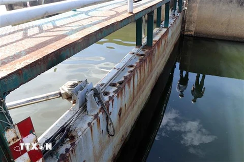 Đập ngăn mặn Thảo Long bị xuống cấp nghiêm trọng, nhiều bộ phận bị nước mặn ăn mòn, gỉ sét, thủng lỗ trên cửa van. (Ảnh: Đỗ Trưởng/TTXVN)