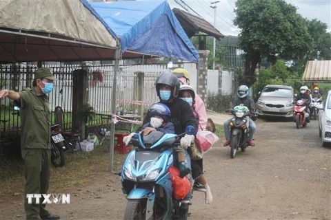 Nhiều người dân trở về quê bằng xe máy. (Nguồn: TTXVN)