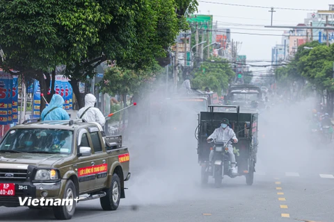 Tổ chức phun khử khuẩn tiêu độc phòng, chống COVID-19 trên toàn Thành phố Hồ Chí Minh. (Nguồn: Vietnam+)