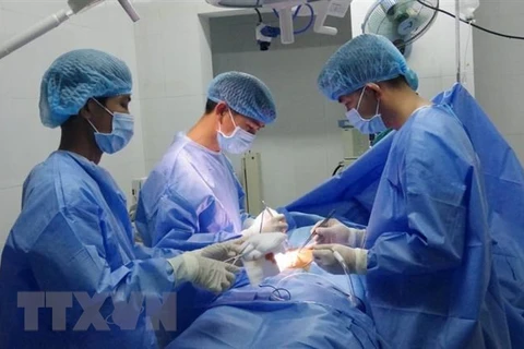 Các bác sỹ tại Trung tâm y tế thị trấn Trường Sa thực hiện một ca phẫu thuật cho ngư dân. (Ảnh minh họa. TTXVN phát)