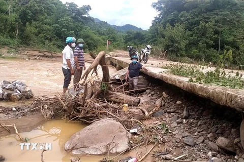 Nhiều tuyến đường trên địa bàn huyện Kỳ Sơn, tỉnh Nghệ An bị sạt lở nghiêm trọng vì mưa lớn. (Ảnh: TTXVN phát)