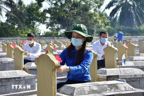 Đoàn viên thanh niên tỉnh Hà Tĩnh dâng hoa lên mộ các liệt sỹ tại Nghĩa trang Liệt sỹ huyện Kỳ Anh. (Ảnh: Hoàng Ngà/TTXVN)