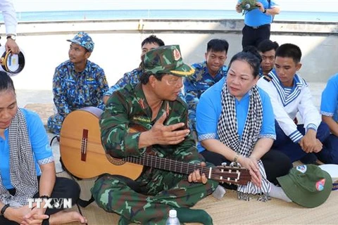 Thiếu tướng Nguyễn Hồng Sơn (ôm đàn) đang giới thiệu cho chiến sỹ, cán bộ trên đảo Đá Thị về bài hát 'Phút lặng im trên biển' do ông sáng tác. (Ảnh: Sỹ Tuyên/TTXVN)