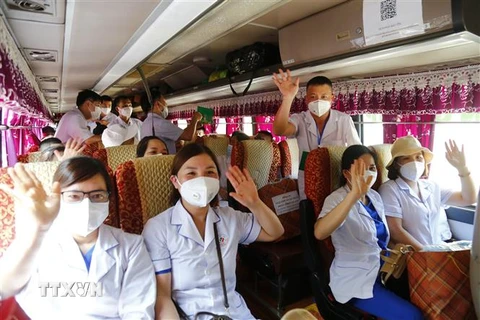 Các y, bác sỹ Tuyên Quang lên đường hỗ trợ Thành phố Hồ Chí Minh phòng, chống dịch. (Ảnh: Nam Sương/TTXVN)