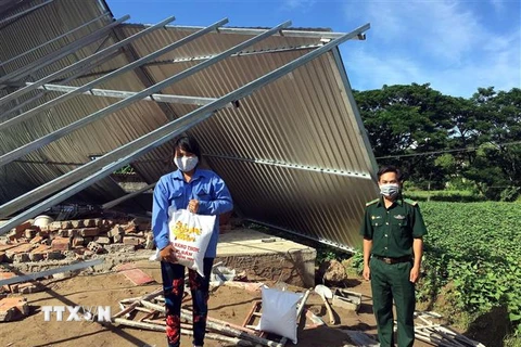 Lãnh đạo Đồn Biên phòng Vĩnh Châu thăm, tặng quà hỗ trợ các gia đình bị thiệt hại do lốc xoáy và bị ảnh hưởng bởi dịch COVID-19. (Ảnh: TTXVN phát)