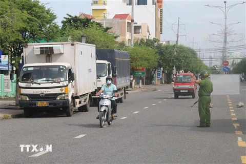 Kiểm tra người và phương tiện vào thành phố Mỹ Tho, tỉnh Tiền Giang tại chốt kiểm soát trên đường Ấp Bắc. (Ảnh: Minh Trí/TTXVN)