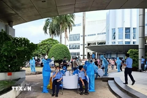 Lấy mẫu xét nghiệm nhanh cho công nhân ở thành phố Thuận An. (Ảnh: TTXVN phát)