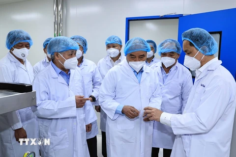 Chủ tịch nước Nguyễn Xuân Phúc thăm và làm việc tại Công ty cổ phần công nghệ sinh học dược Nanogen. (Ảnh: Thống Nhất/TTXVN)