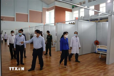 Lãnh đạo tỉnh Bình Phước và thành phố Đồng Xoài tham quan khu điều trị của bệnh viện dã chiến Đồng Xoài. (Ảnh: Đậu Tất Thành/TTXVN)