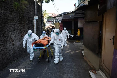 Chuyển thi thể bệnh nhân COVID-19 tại Bandung, Indonesia. (Ảnh: AFP/TTXVN)