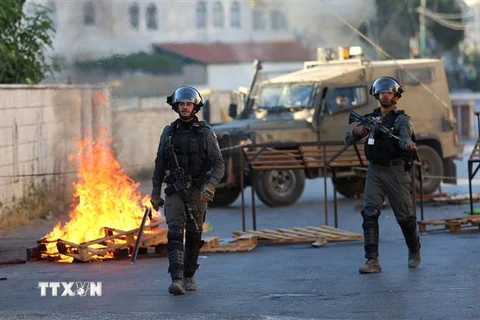  Cảnh sát biên giới Israel trong cuộc xung đột với người biểu tình Palestine tại làng Turmus Ayya, gần Ramallah, Khu Bờ Tây ngày 8/7/2021. (Ảnh: THX/TTXVN)