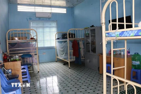 Bên trong một phòng lưu trú đảm bảo về điều kiện giãn cách tại nhà máy sản xuất gạch men trên địa bàn huyện Tam Nông, Đồng Tháp. (Ảnh: Chương Đài/TTXVN)