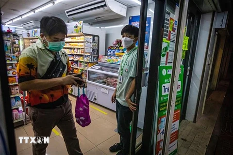 Cảnh vắng vẻ tại một cửa hàng tiện ích ở Bangkok, ngày 19/7/2021, trong bối cảnh dịch COVID-19 diễn biến phức tạp. (Ảnh: AFP/TTXVN)