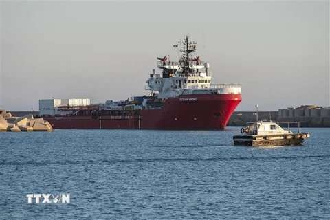 Tàu cứu hộ Ocean Viking chở người di cư. (Nguồn: AFP/TTXVN)