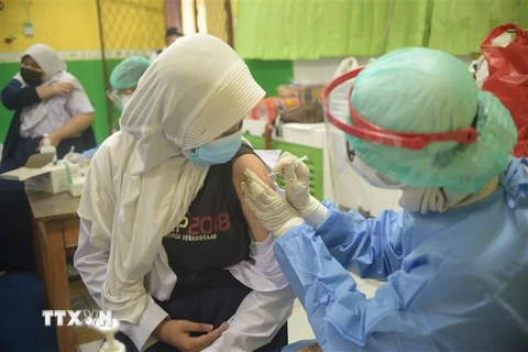 Nhân viên y tế tiêm vaccine phòng COVID-19 cho người dân tại Jakarta, Indonesia. (Ảnh: THX/TXVN)