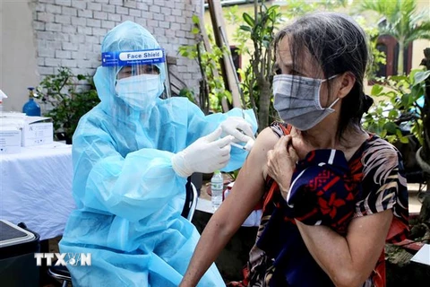 Tiêm vaccine cho người dân trong khu phong tỏa tại khu phố 6, phường Linh Trung, thành phố Thủ Đức, Thành phố Hồ Chí Minh. (Ảnh: Thành Chung/TTXVN)