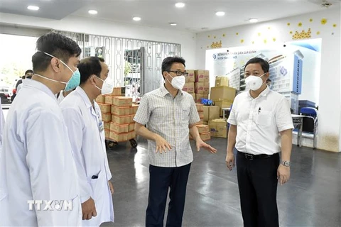 Phó Thủ tướng Vũ Đức Đam làm việc với lãnh đạo Bệnh viện Nhân dân Gia Định về công tác điều trị bệnh nhân mắc COVID-19 nặng. (Ảnh: Diệp Trương/TTXVN)