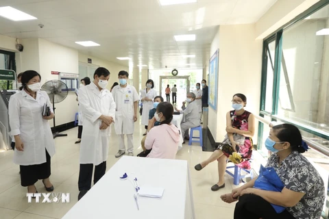 Đoàn kiểm tra của Bộ Y tế kiểm tra công tác tiêm vaccine phòng COVID-19 tại Bệnh viện Hữu nghị. (Ảnh: Minh Quyết/TTXVN)