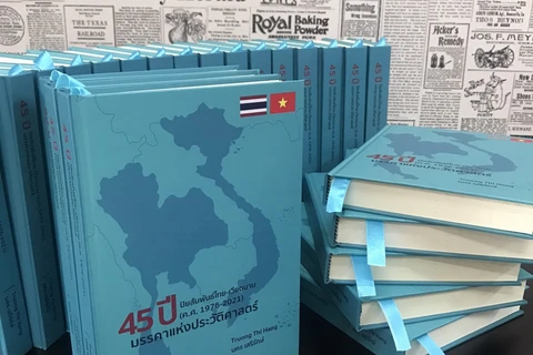 Cuốn sách “45 năm quan hệ Việt Nam-Thái Lan (1976-2021): Một chặng đường lịch sử”. (Ảnh: Hữu Kiên/PV TTXVN tại Thái Lan)