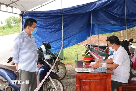 Lượng chức năng kiểm tra người và phương tiện tại chốt số 6 giữa thị xã Phước Long và huyện Bù Gia Mập, tỉnh Bình Phước. (Ảnh: K GỬIH/TTXVN)