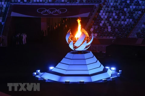 Hình ảnh ngọn đuốc Olympic tại lễ bế mạc Olympic Tokyo 2020 trên sân vận động Olympic ở Tokyo, Nhật Bản ngày 8/8/2021. (Ảnh: AFP/TTXVN)