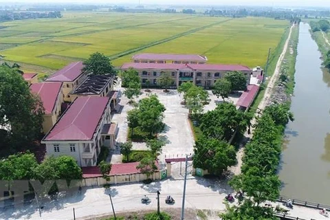 Hệ thống trường học, đường làng bêtông hóa ở xã Bồng Lai, Quế Võ, Bắc Ninh. (Ảnh: TTXVN)