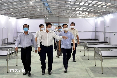 Phó Thủ tướng Vũ Đức Đam kiểm tra công tác phòng, chống dịch tại Bệnh viện dã chiến số 1 (tại Khu công nghiệp Thành Thành Công, thị xã Trảng Bàng, tỉnh Tây Ninh). (Ảnh: Diệp Trương/TTXVN)