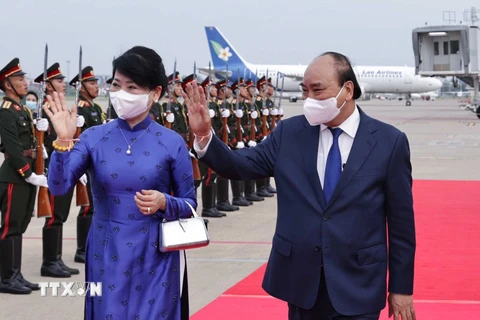 Lễ tiễn Chủ tịch nước Nguyễn Xuân Phúc và Phu nhân tại Sân bay quốc tế Wattay. (Ảnh: Thống Nhất/TTXVN)