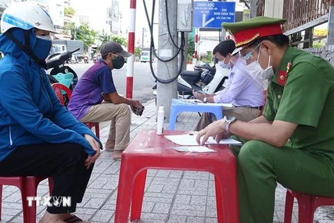 Các tổ công tác trên địa bàn thành phố Long Xuyên, tỉnh An Giang lập biên bản vi phạm hành chính trường hợp ra đường không thật sự cần thiết. (Ảnh: Công Mạo/TTXVN)