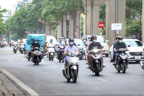 Đường phố Hà Nội vẫn rất đông dù Thủ đô đang trong thời gian giãn cách xã hội theo chỉ thị 16. (Nguồn: TTXVN)