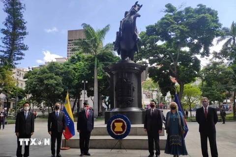 Trưởng Cơ quan đại diện ngoại giao các nước ASEAN tại Venezuela đặt vòng hoa tại Tượng đài Anh hùng dân tộc Venezuela Simon Bolivar. (Ảnh: TTXVN phát)
