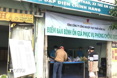 Người dân thành phố Biên Hòa đến mua hàng bình ổn tại điểm bán hàng hóa thiết yếu. (Nguồn: TTXVN)