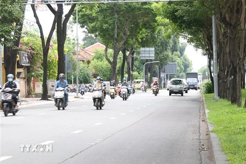 Người và phương tiện tham gia giao thông trên đường Võ Thị Sáu, quận 3. (Ảnh: Xuân Tình/TTXVN)