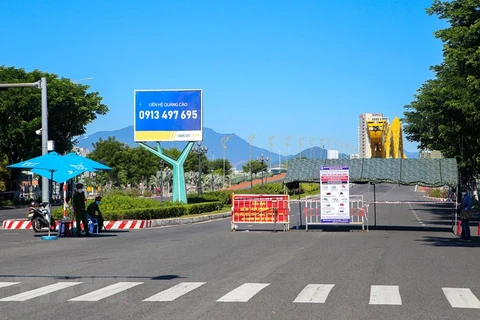 Các chốt chặn ở các tuyến đường chính trên địa bàn thành phố vẫn được duy trì để kiểm tra người và phương tiện lưu thông. (Ảnh: Trần Lê Lâm/TTXVN) 