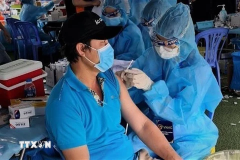 Tổ chức tiêm vaccine miễn phí 100% cho công nhân '3 tại chỗ' tại Khu công nghiệp Việt Nam-Singapore. (Ảnh: Chí Tưởng/TTXVN)
