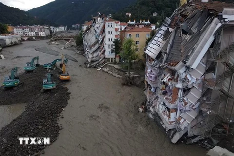 Nước lũ tàn phá nặng nề tại thị trấn Bozkurt thuộc tỉnh Kastamonu, Thổ Nhĩ Kỳ ngày 13/8/2021. (Ảnh: THX/TTXVN)