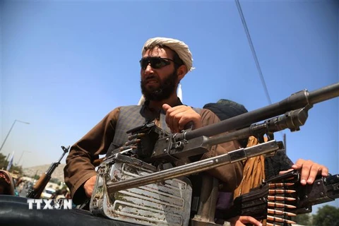 Tay súng Taliban sau khi giành quyền kiểm soát thủ đô Kabul (Afghanistan) ngày 16/8/2021. (Ảnh: THX/TTXVN)